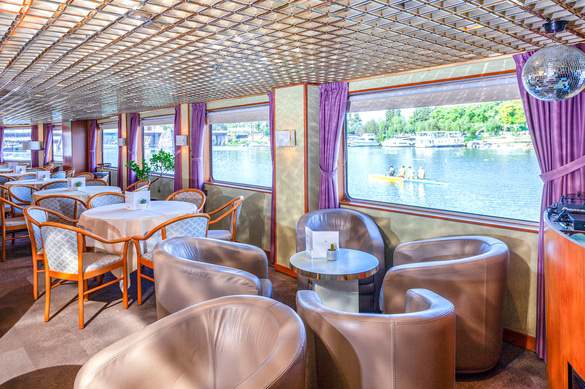 CroisiEurope MS La Belle de Cadix Lounge Bar with Dancefloor 4 ©Alberto Dastis.jpg